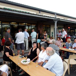 Sommige gaste het heerlik buite Gansbaai Book Exchange gesit en kuier 